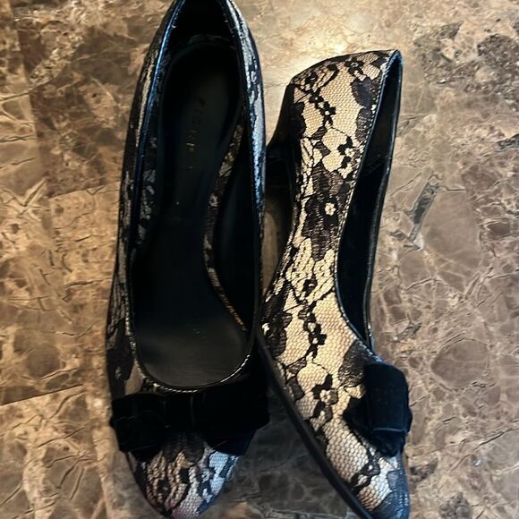 Fioni Black Lace pumps - Picture 3 of 5
